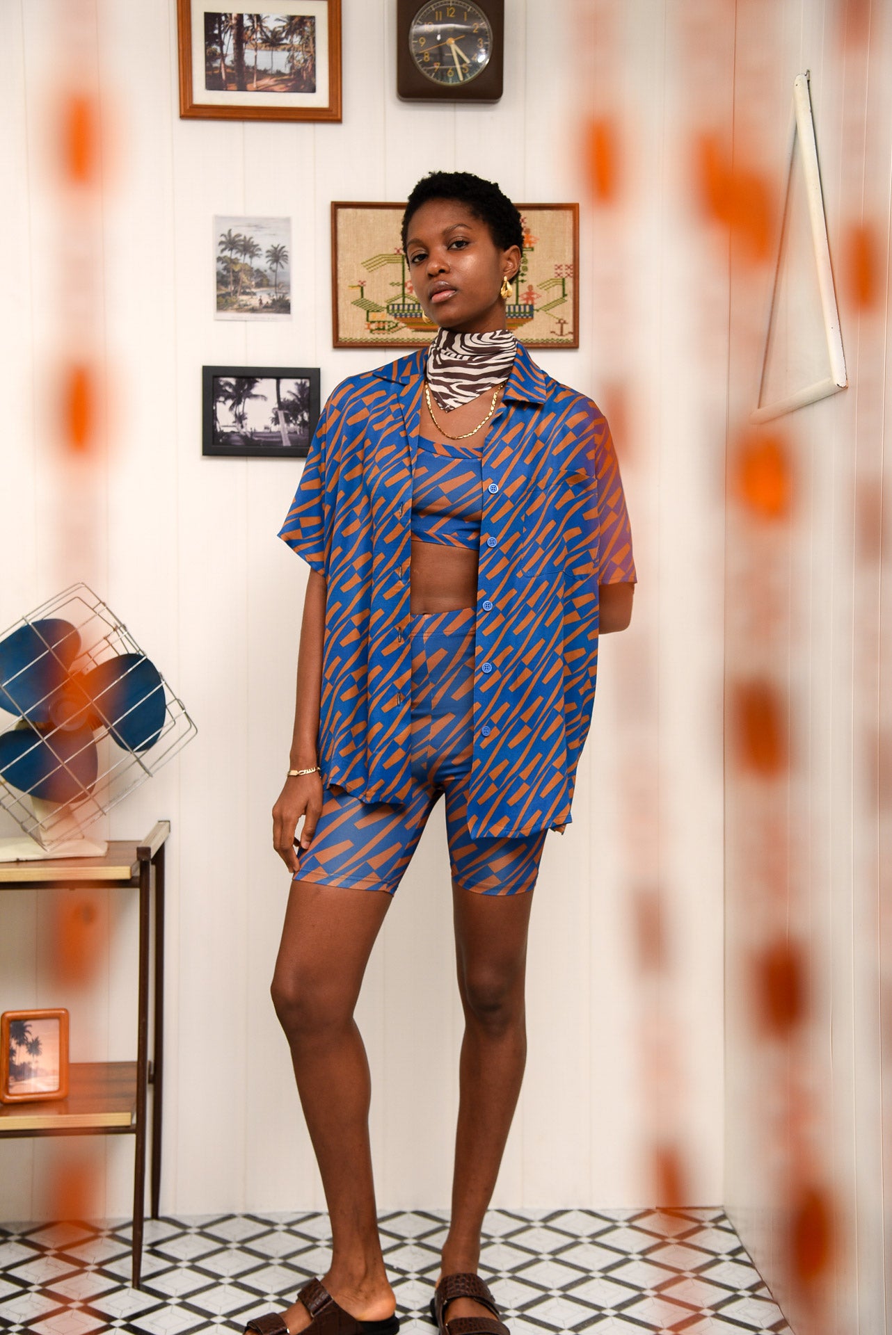 CHILL ISLAND CROP TOP BLUE