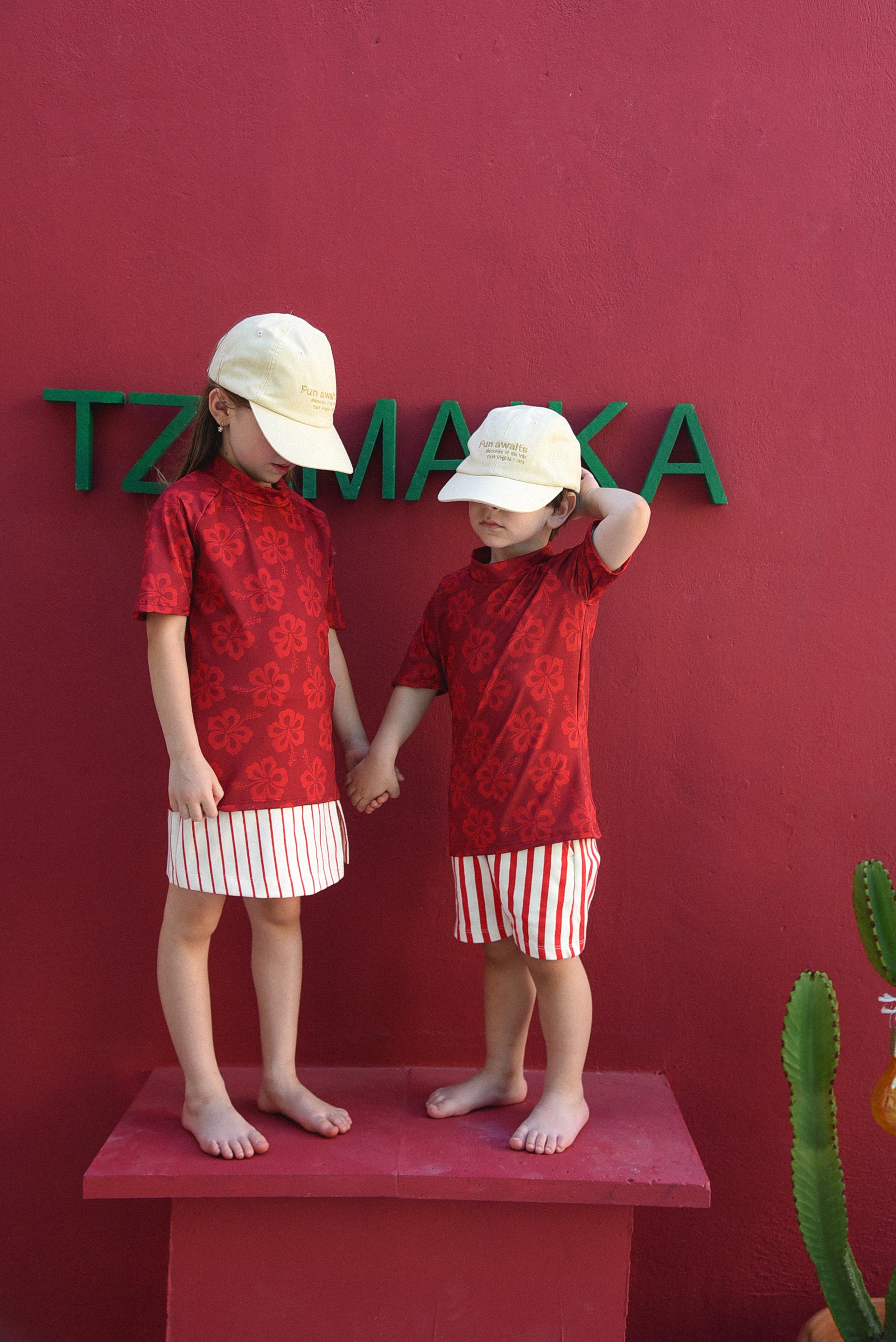 HIBISCUS KIDS' SHORT SLEEVE SWIM TOP RED