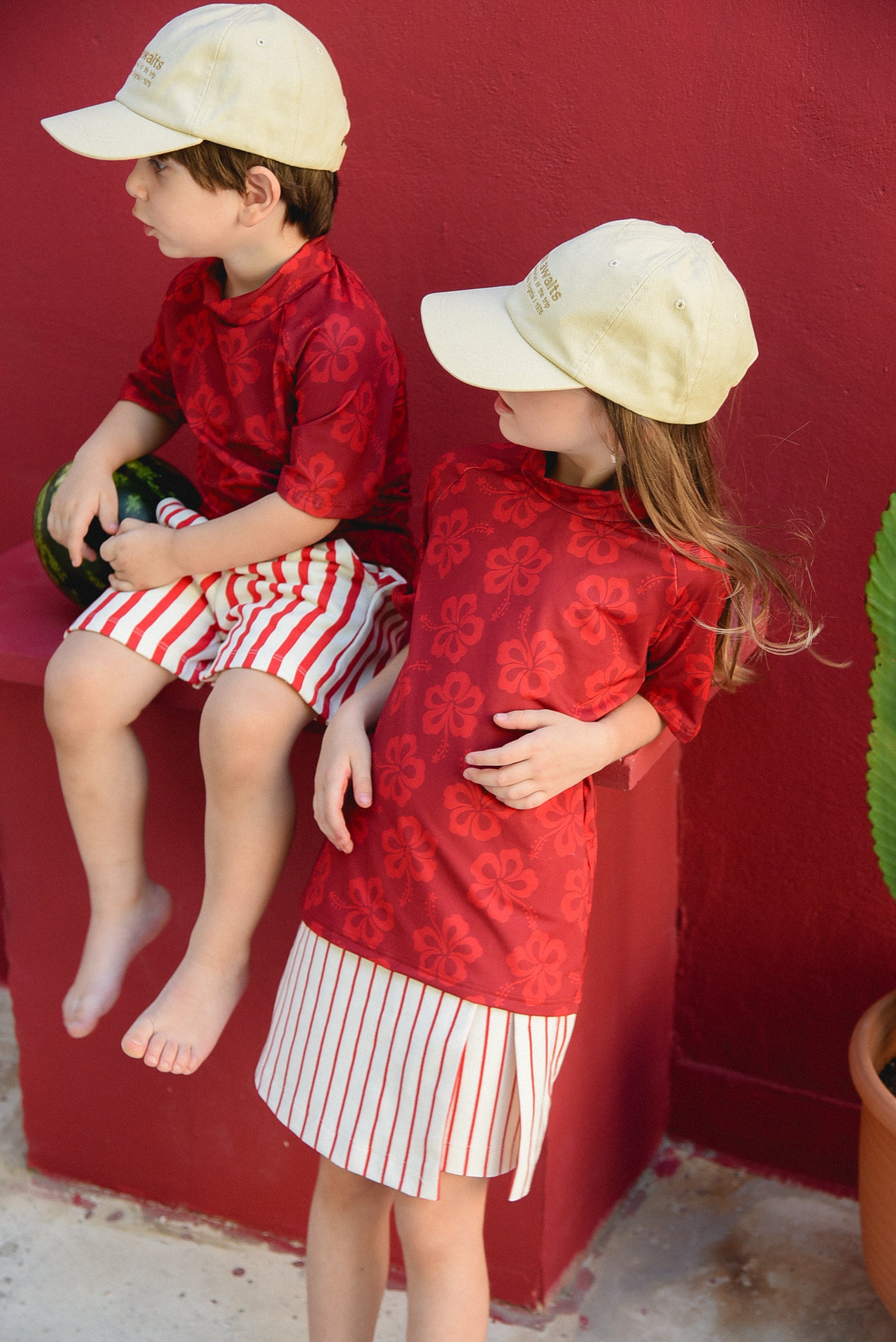 HIBISCUS KIDS' SHORT SLEEVE SWIM TOP RED