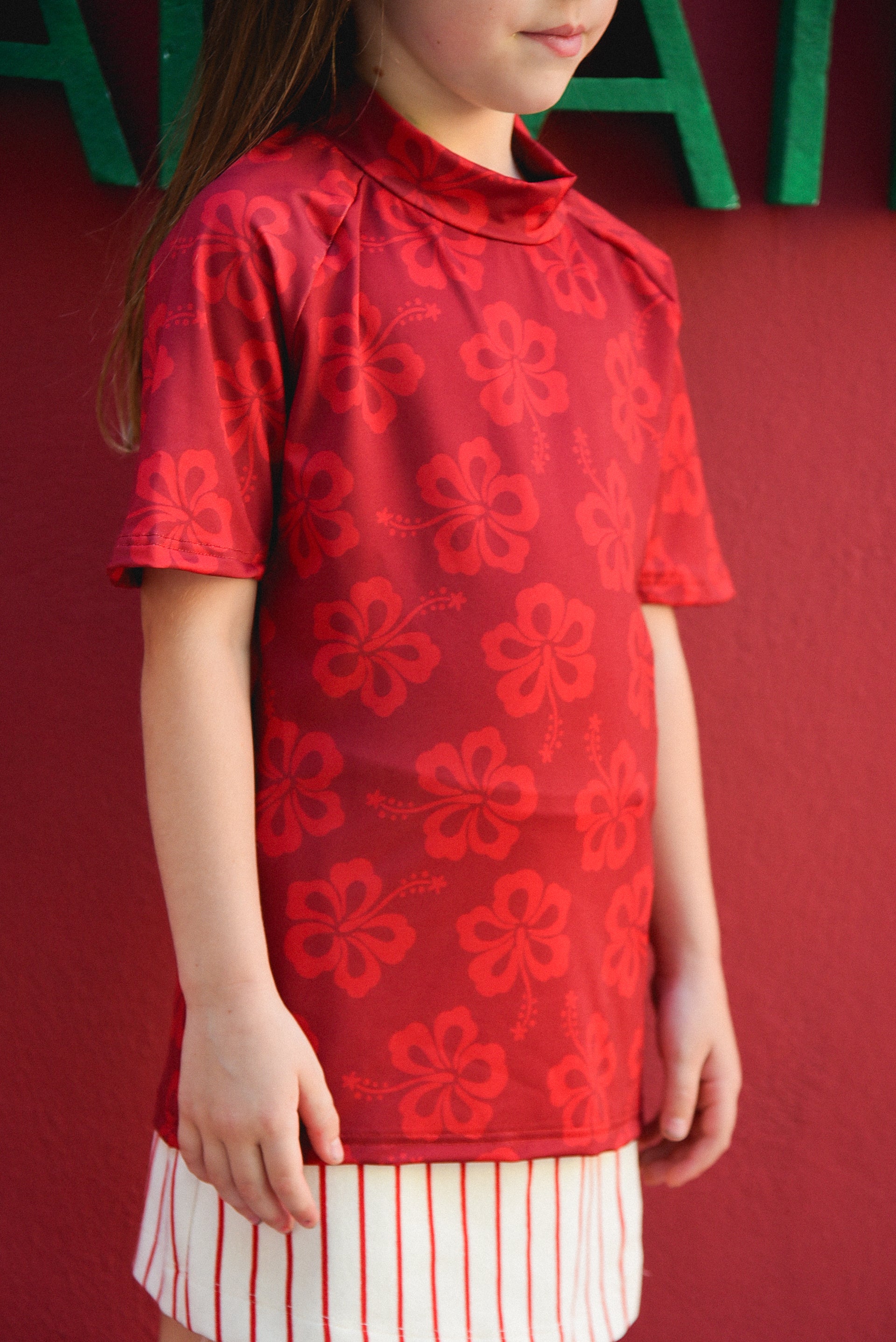 HIBISCUS KIDS' SHORT SLEEVE SWIM TOP RED