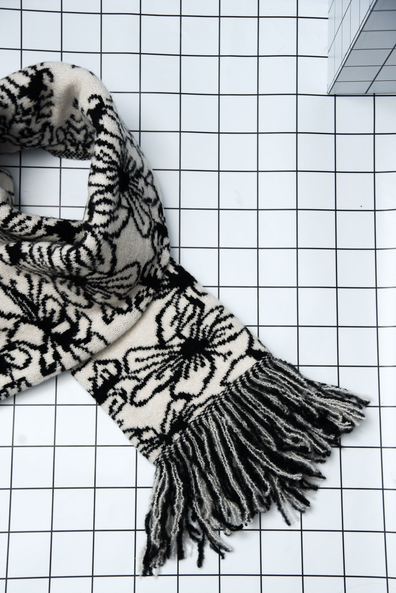 BLOOM SCARF BLACK & WHITE