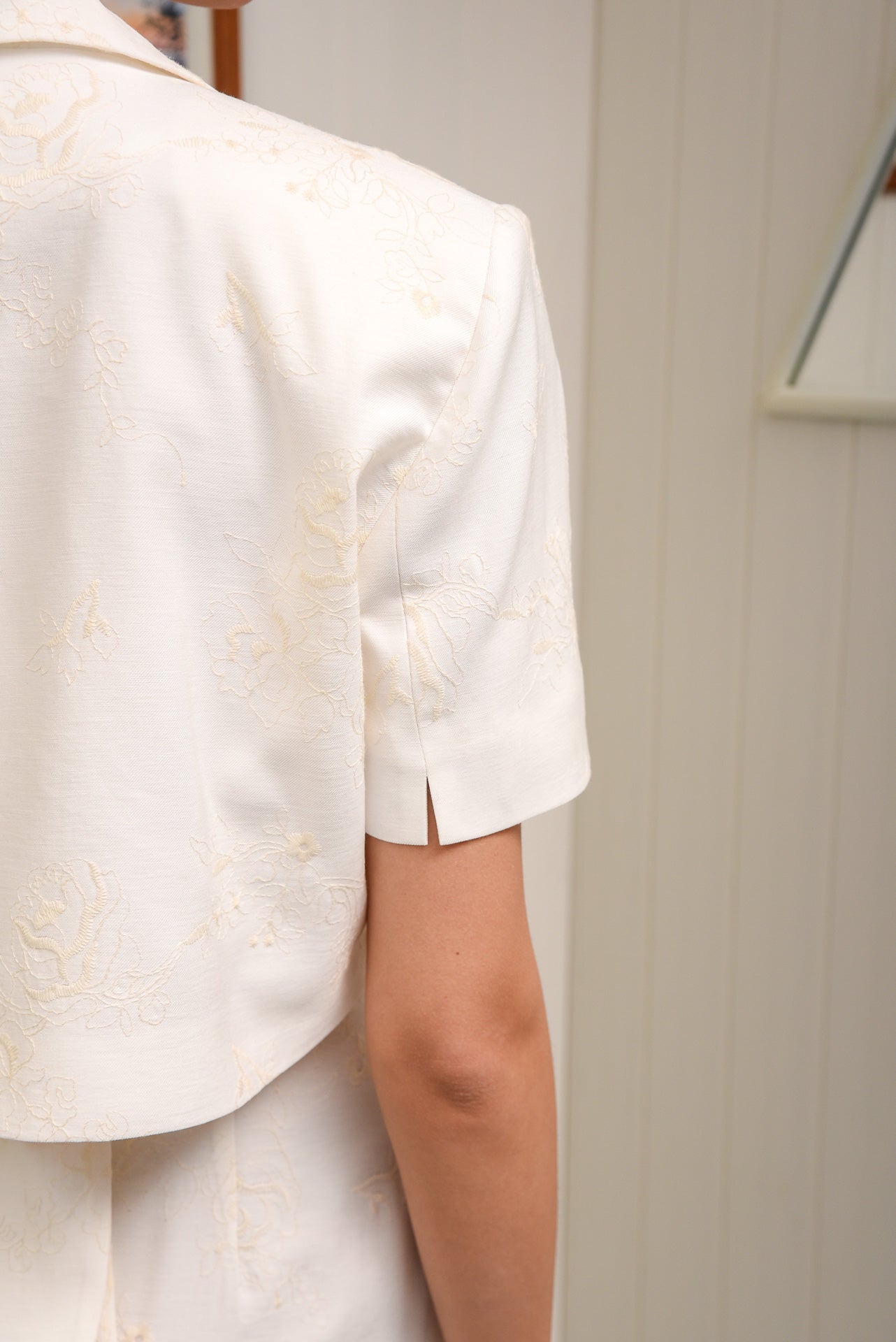 MI LUV YUH CROP BLAZER WHITE
