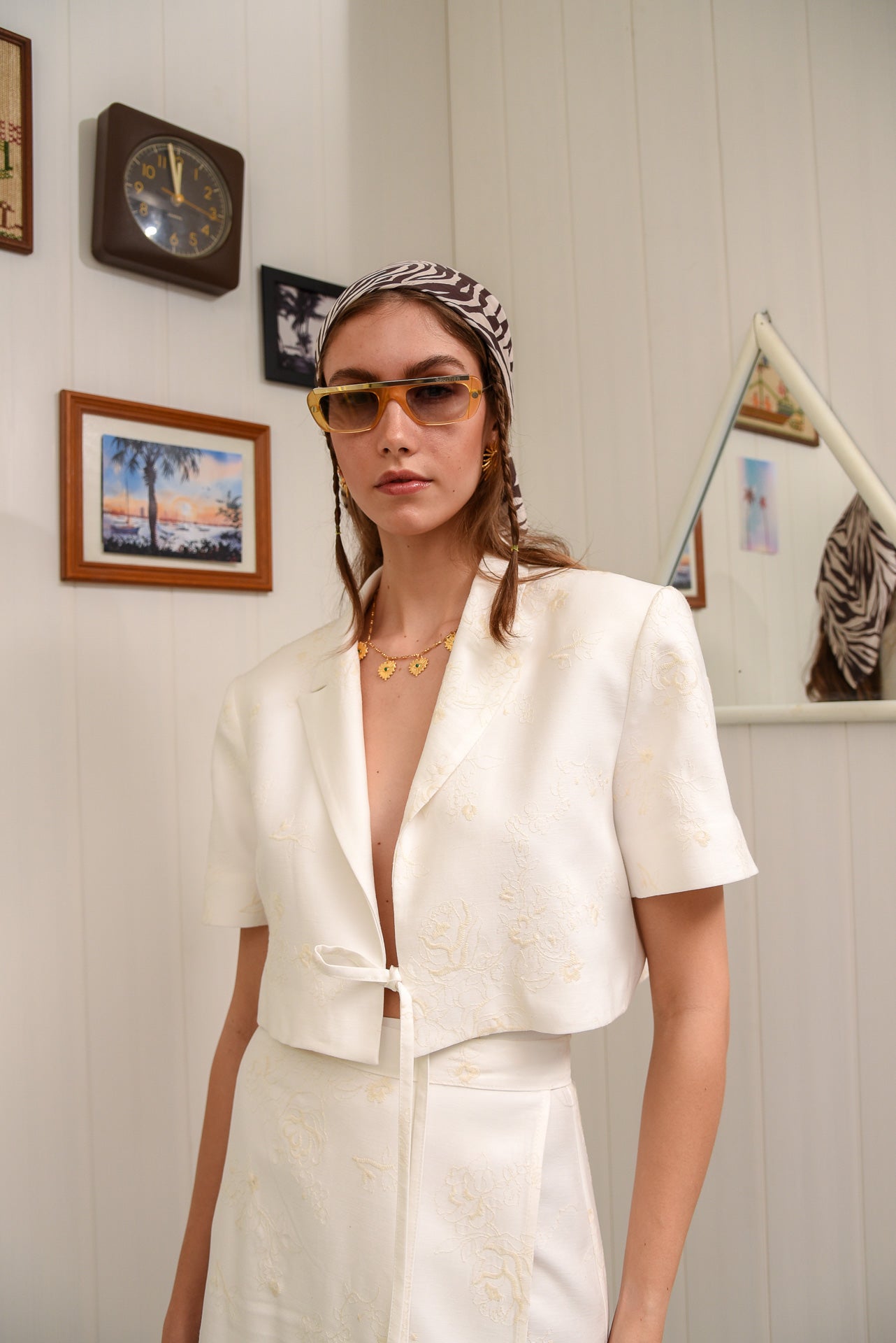 MI LUV YUH CROP BLAZER WHITE